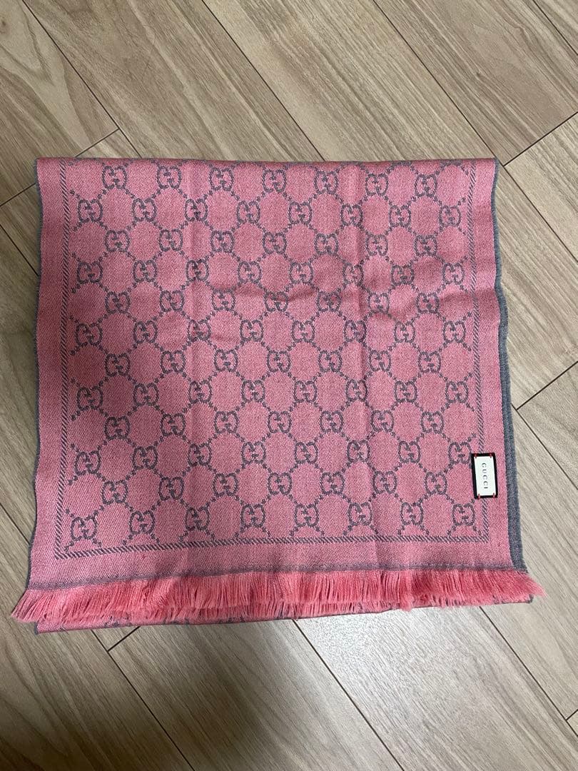 GUCCI GGロゴ柄 ピンク マフラー GUCCI GGロゴ柄マフラー ピンク/グレー - メルカリ