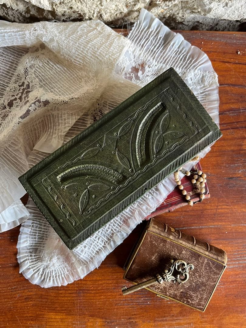 ◆フランスアンティーク｜ハンドメイド型押し革の木箱レザー小箱、緑モスグリーン茶 コーヒーテーブルとしても活躍してくれるグリーンボックス（木箱